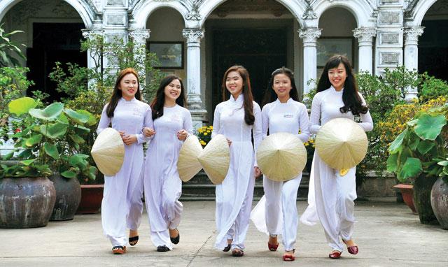 Địa chỉ cho thuê áo dài kỷ yếu giá tốt tại Hà Nội