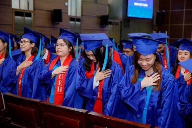 Nên đi thuê hay đặt may đồng phục tốt nghiệp?