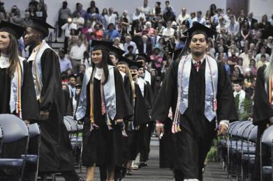 Áo tốt nghiệp đại học các nước trông như thế nào?