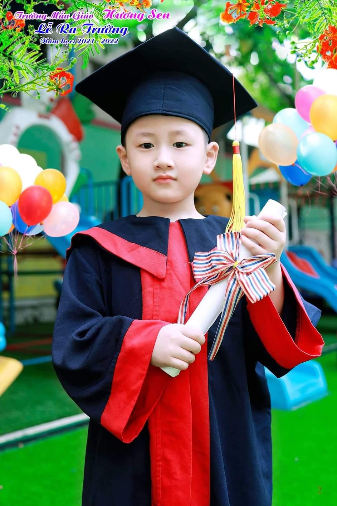 Hướng dẫn chụp ảnh với áo cử nhân mầm non cho bé 
