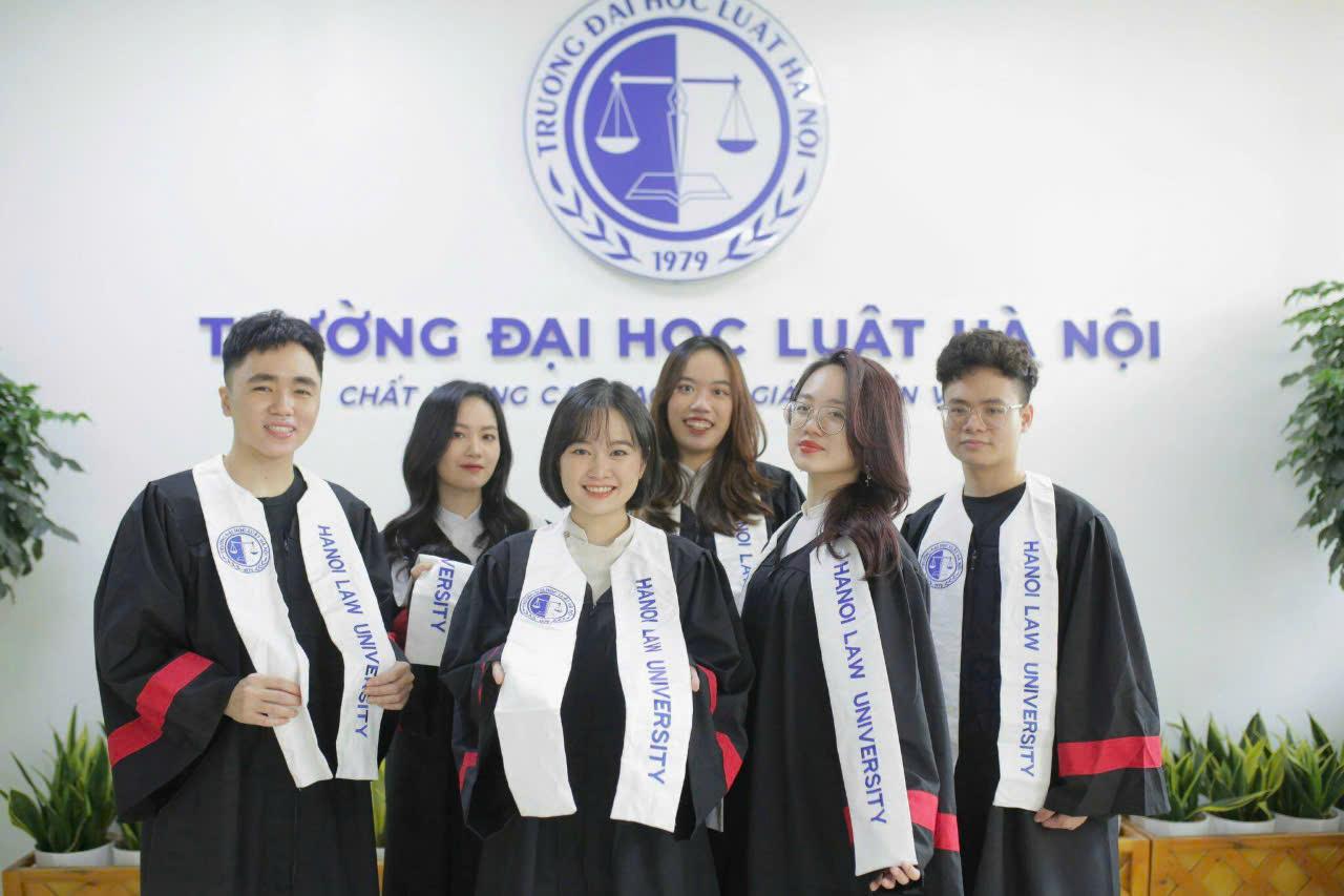 Địa chỉ thuê áo tốt nghiệp đại học luật uy tín và chất lượng nhất hiện nay