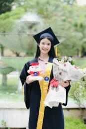 Vì sao nên mua áo cử nhân HNUE?