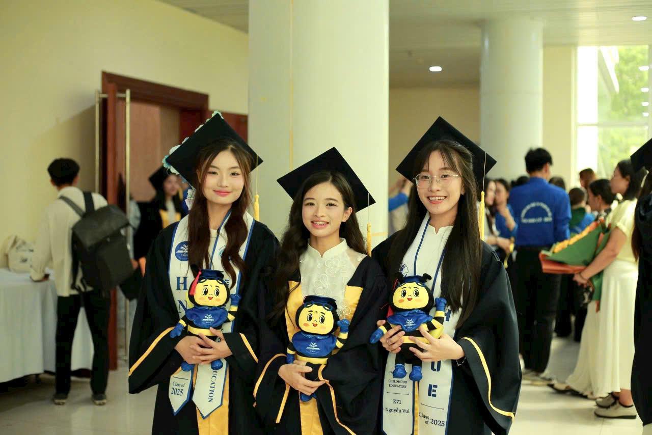 dịch vụ giặt là và sửa chữa áo cử nhân tại Duyên Hà