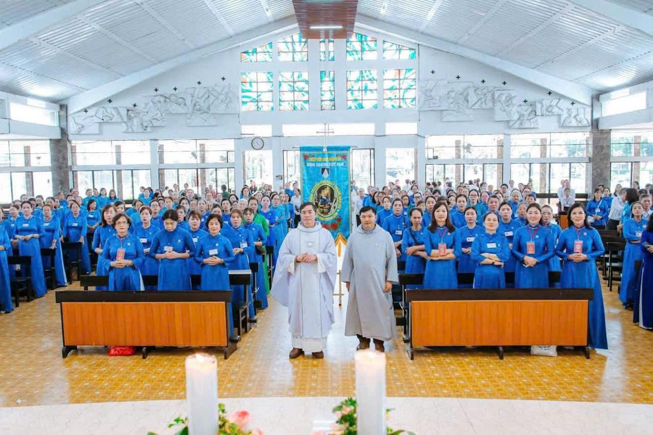 Cách lựa chọn màu sắc áo dài ca đoàn theo mùa lễ và địa chỉ may áo dài ca đoàn uy tín