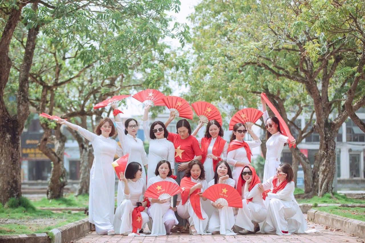 Ý nghĩa của áo dài đồng phục họp lớp