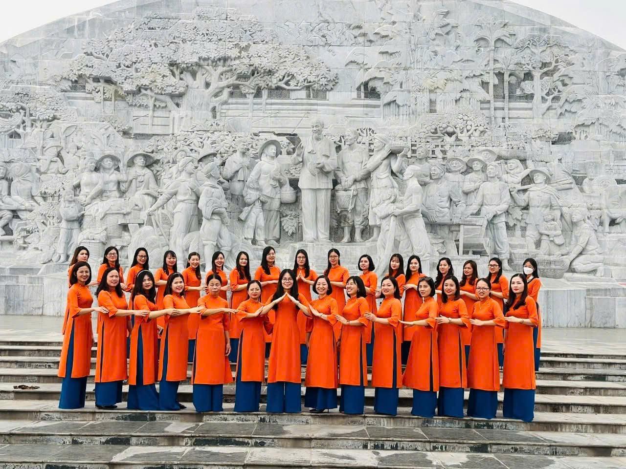 Gợi ý cách chọn áo dài đồng phục họp lớp đẹp và chất lượng