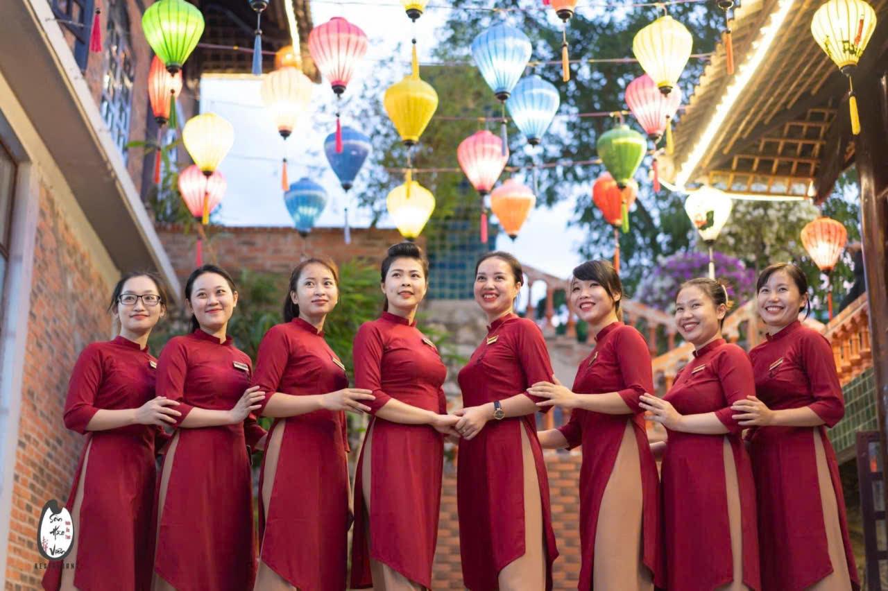 Áo dài lễ tân spa – Bí quyết nâng tầm hình ảnh thương hiệu spa chuyên nghiệp