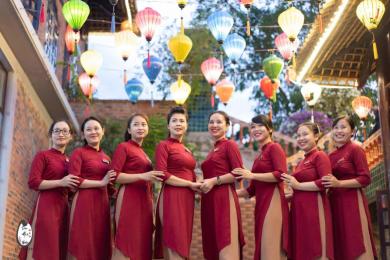 Áo dài lễ tân spa – Bí quyết nâng tầm hình ảnh thương hiệu spa chuyên nghiệp