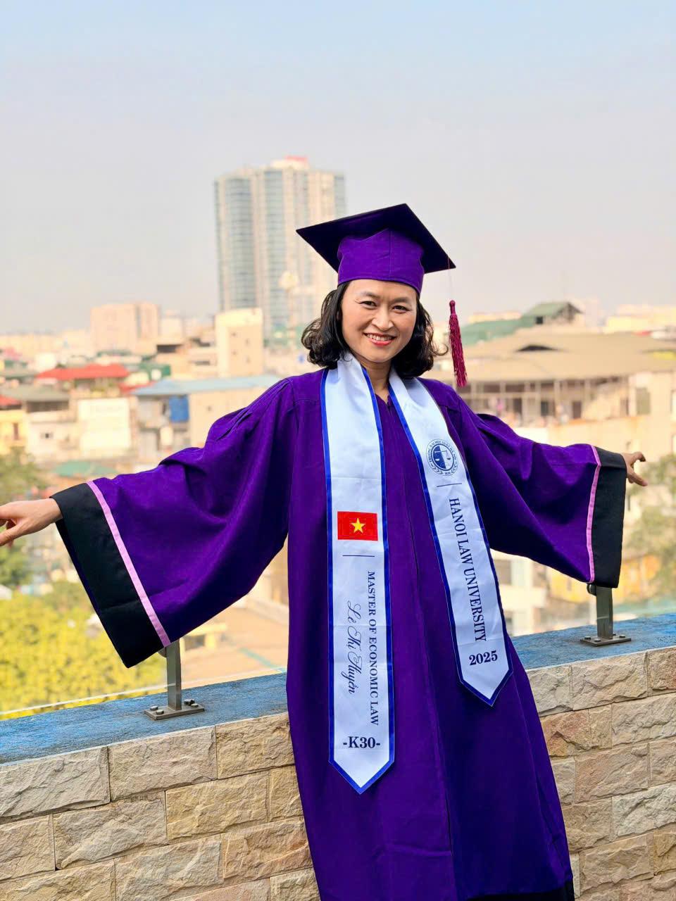 Duyên Hà bán và cho thuê áo thạc sĩ Đại học Luật uy tín, chất lượng