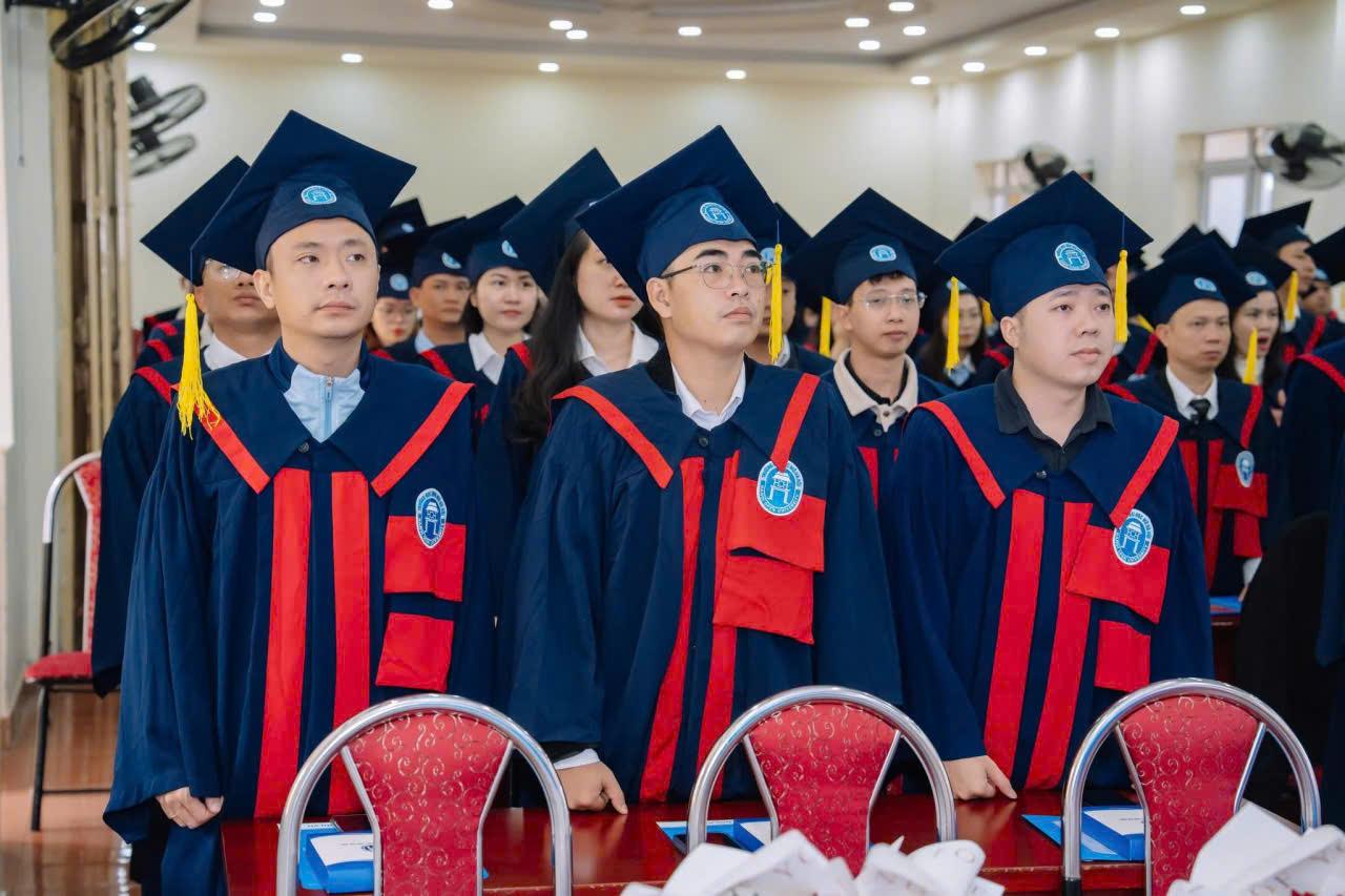 Giới thiệu địa chỉ cho thuê áo cử nhân Đại học Mở uy tín tại Hà Nội