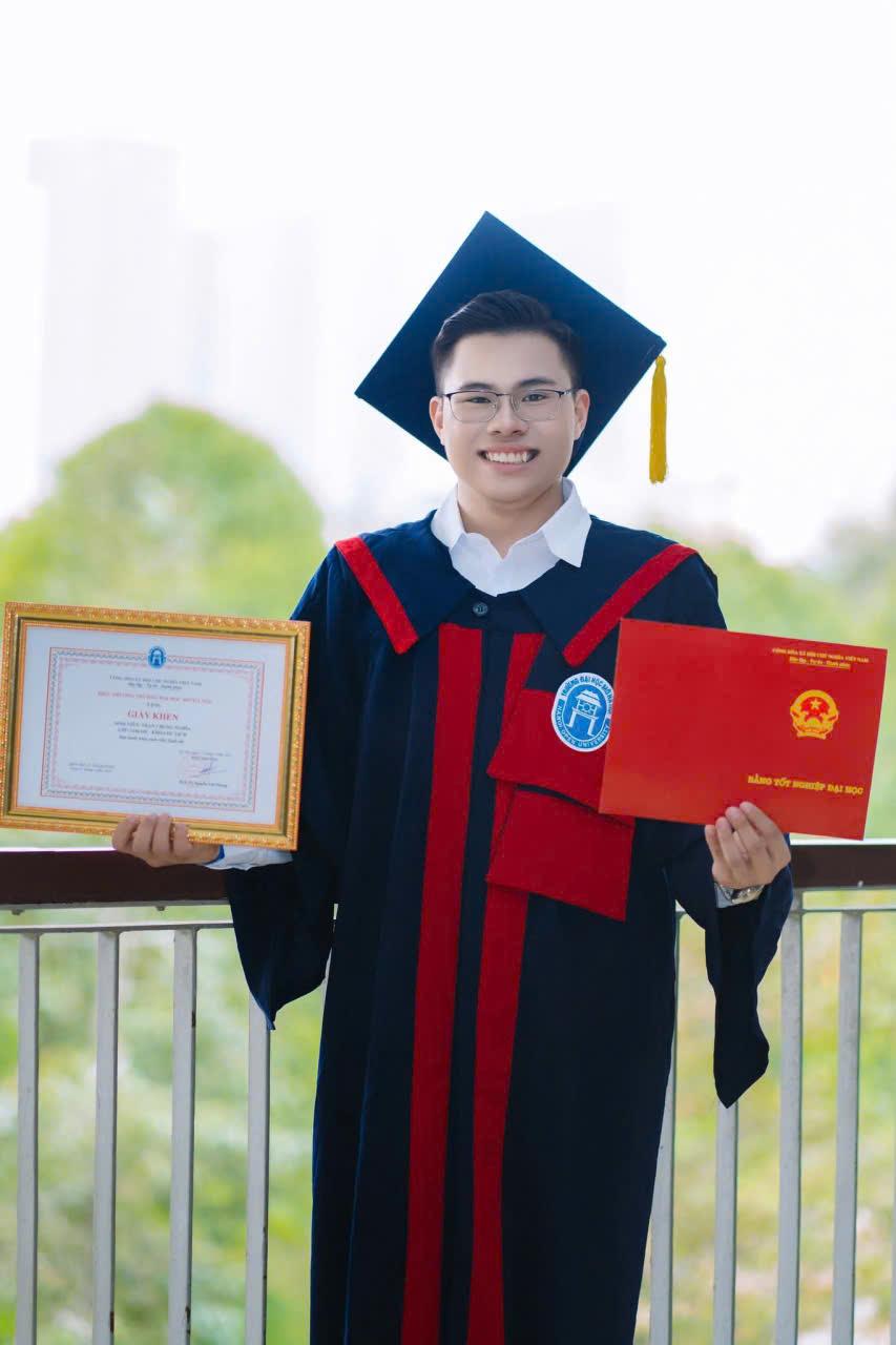 Duyên Hà cho thuê áo cử nhân HOU uy tín, giá tốt