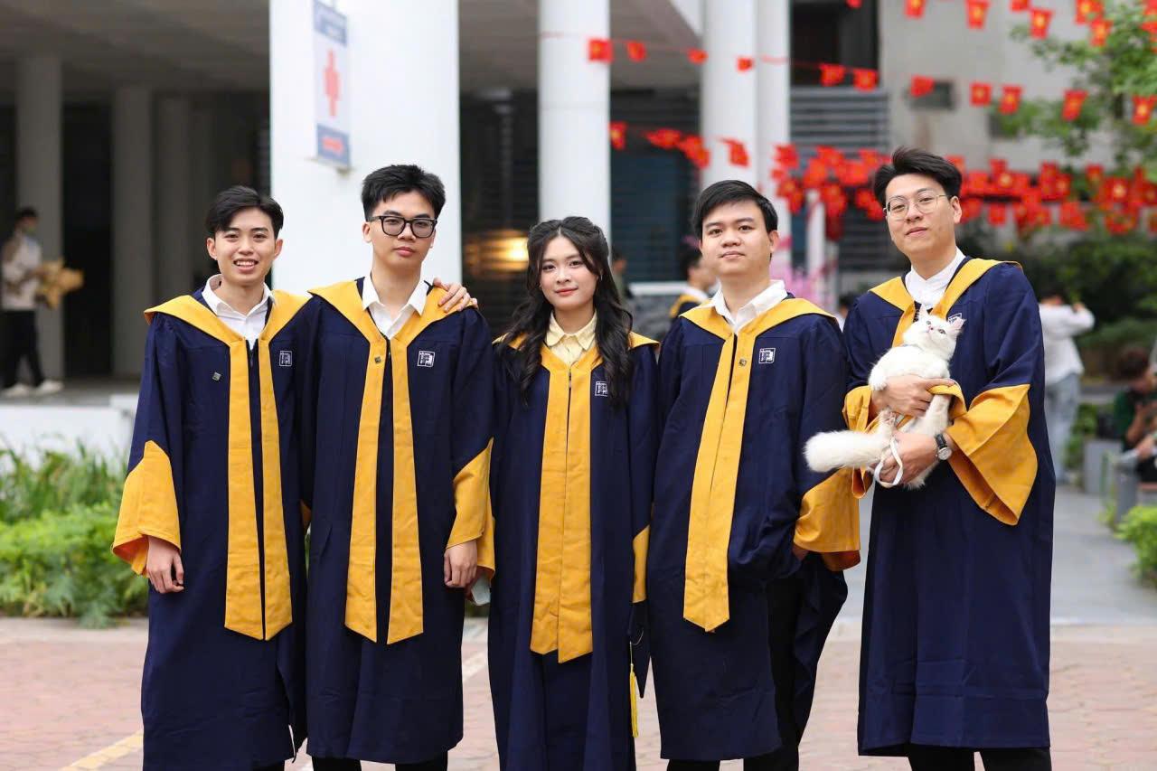 Mách nhỏ sinh viên cách Thuê áo cử nhân HUCE nhanh chóng, uy tín