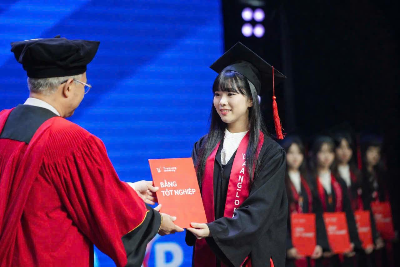 Gợi ý địa chỉ thuê áo tốt nghiệp TLU giá tốt