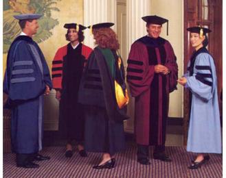 Trong tiếng Anh, áo tốt nghiệp gọi là gì?