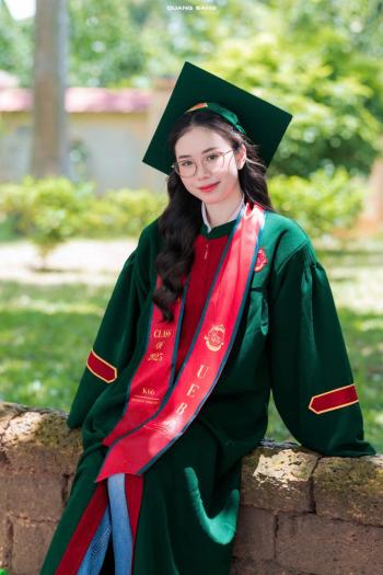 Bán và cho thuê áo cử nhân UEB