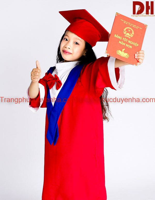 chup anh voi ao cu nhan 