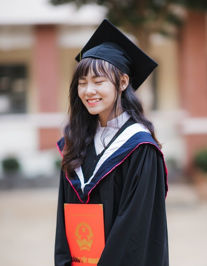 Kiểu tóc đội mũ tốt nghiệp xoăn sóng ngang vai