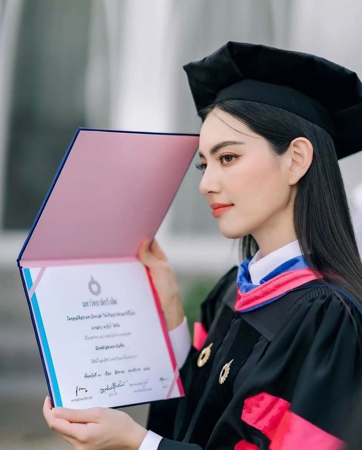 Kiểu tóc đội mũ tốt nghiệp rẽ ngôi lệch
