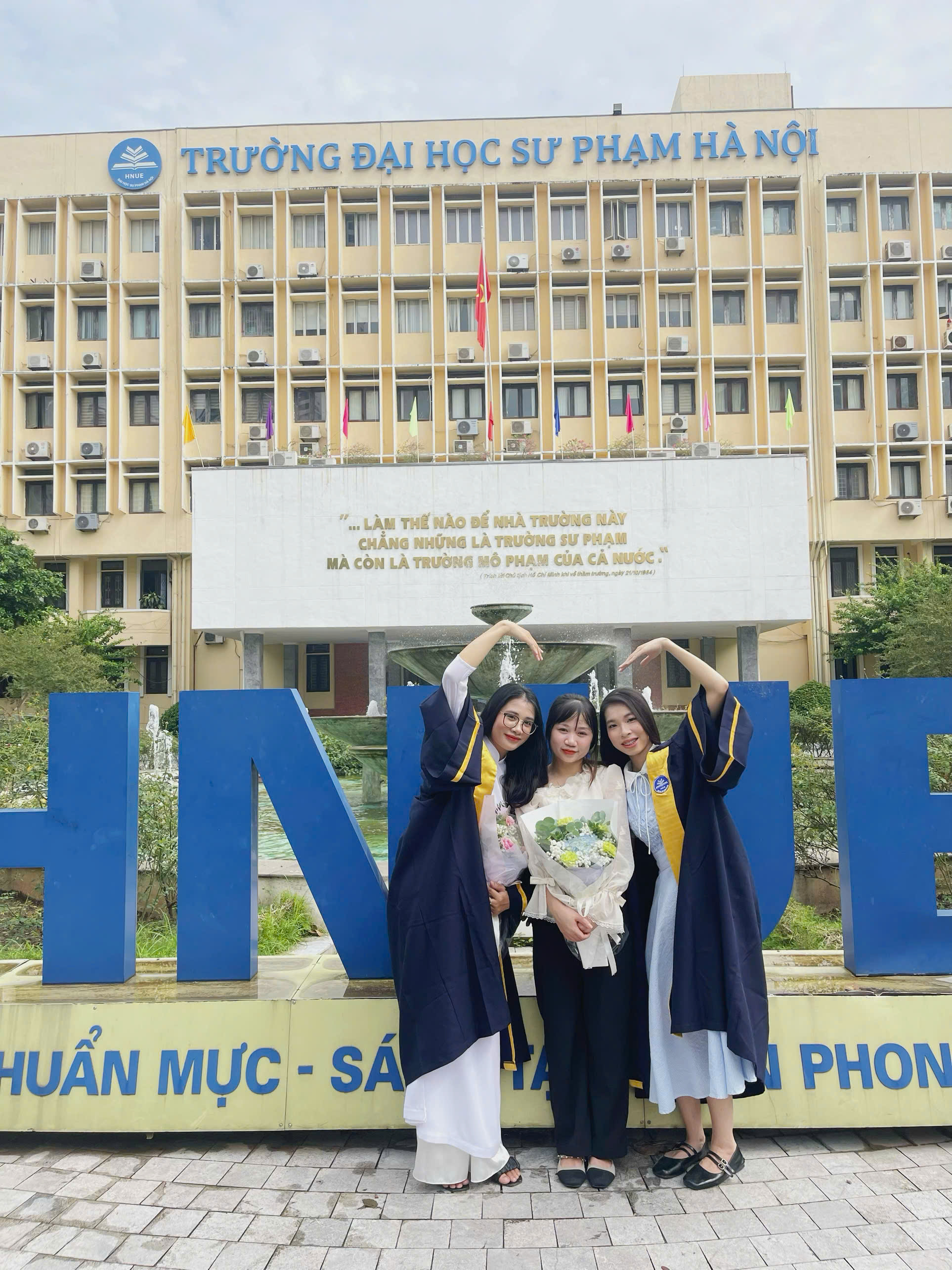 thuê áo cử nhân đại học giá rẻ