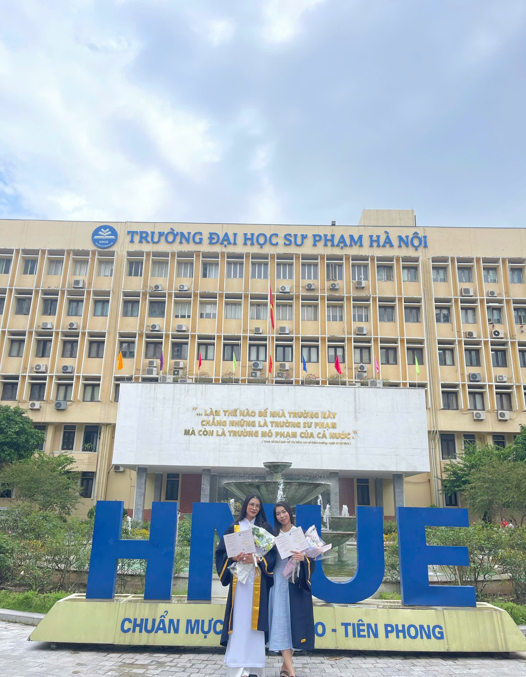 Thuê Áo Cử Nhân Đại Học Sư Phạm
