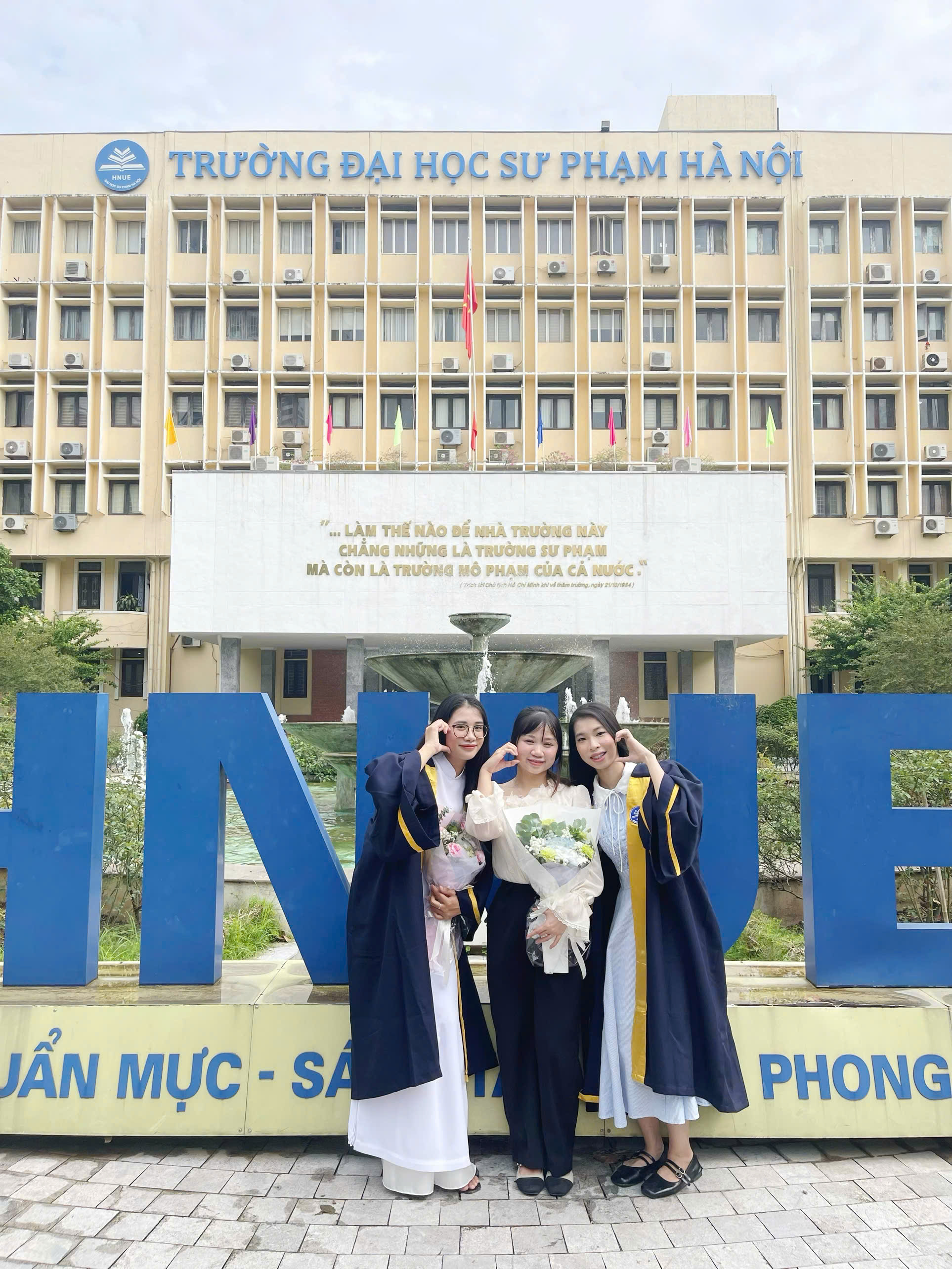 Thuê Áo Cử Nhân Đại Học Sư Phạm