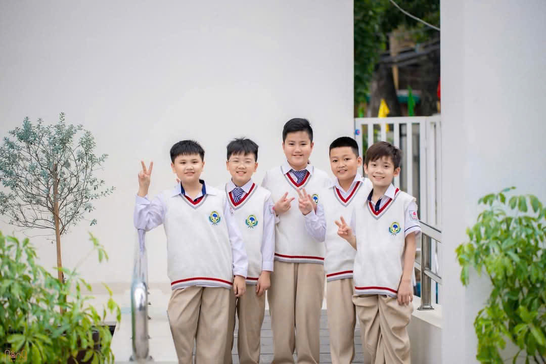 thuê áo tốt nghiệp tiểu học