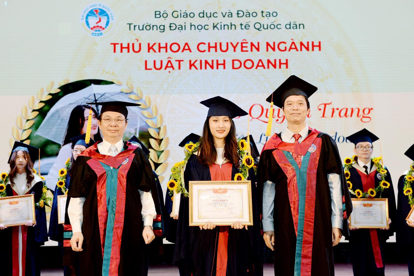 Áo cử nhân đại học Kinh tế Quốc dân