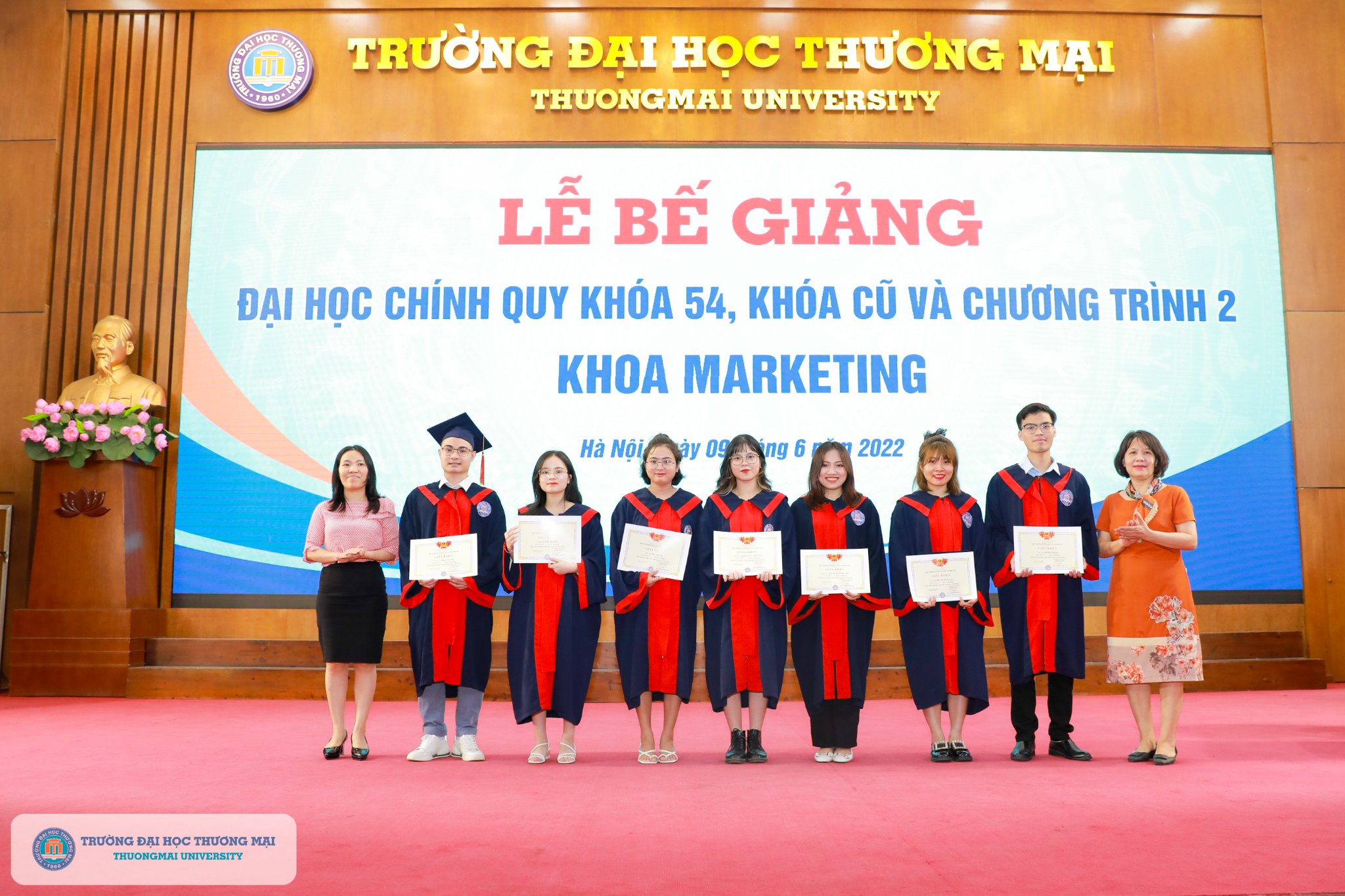 thuê áo cử nhân đại học giá rẻ