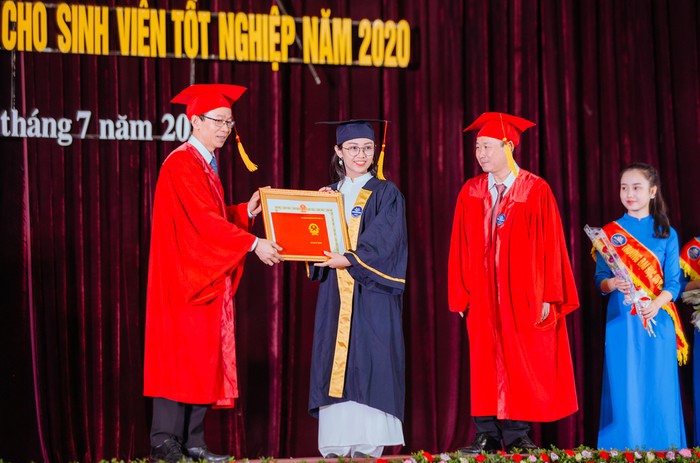 Áo cử nhân đại học Sư phạm Hà Nội