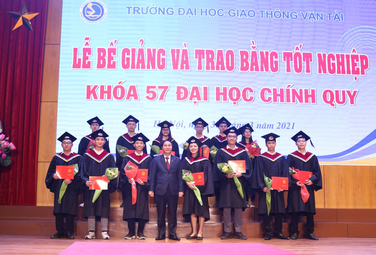 dịch vụ cho thuê áo cử nhân