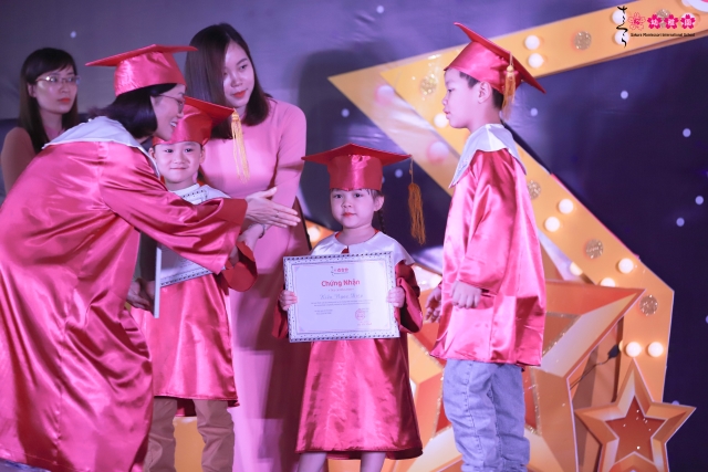 Nhận bằng trong lễ tốt nghiệp mẫu giáo