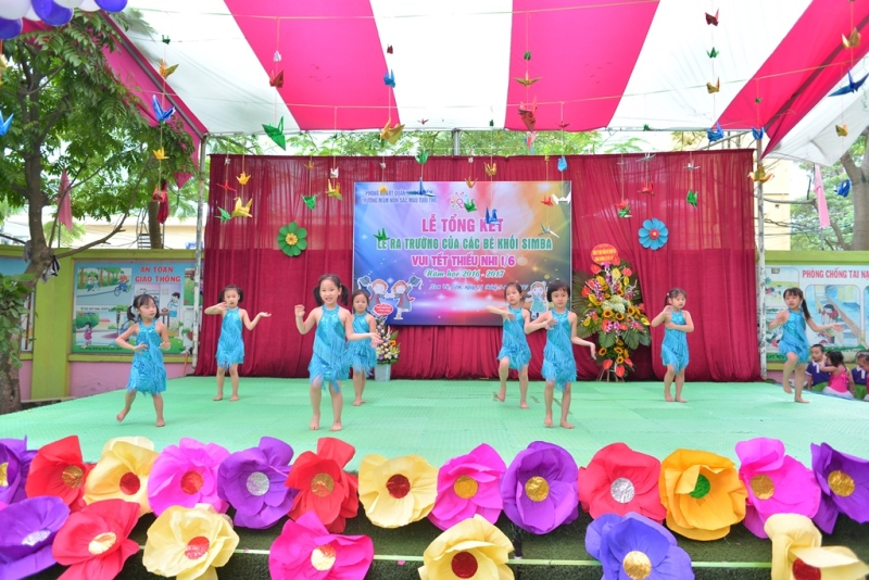 Các bé biểu diễn văn nghệ trong lễ tốt nghiệp mầm non