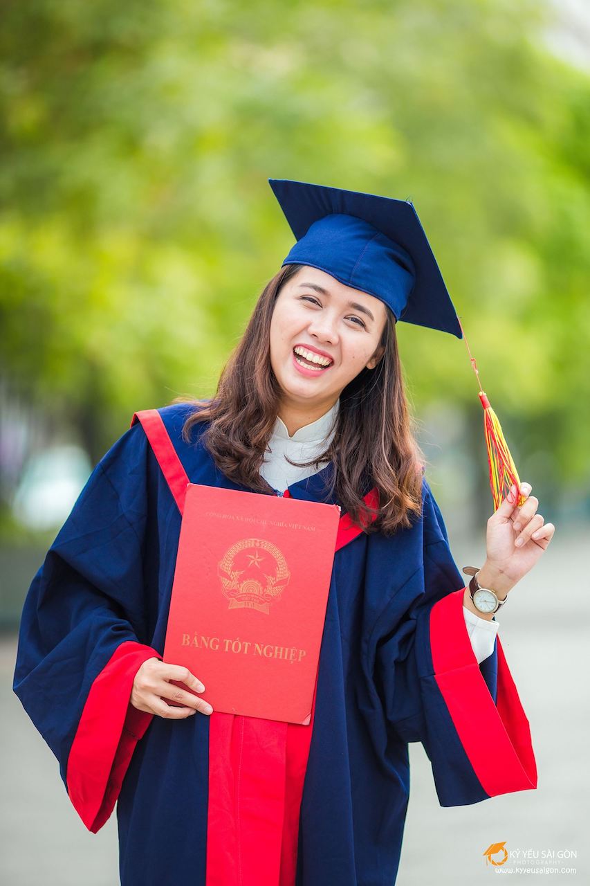 thuê áo cử nhân đại học giá rẻ