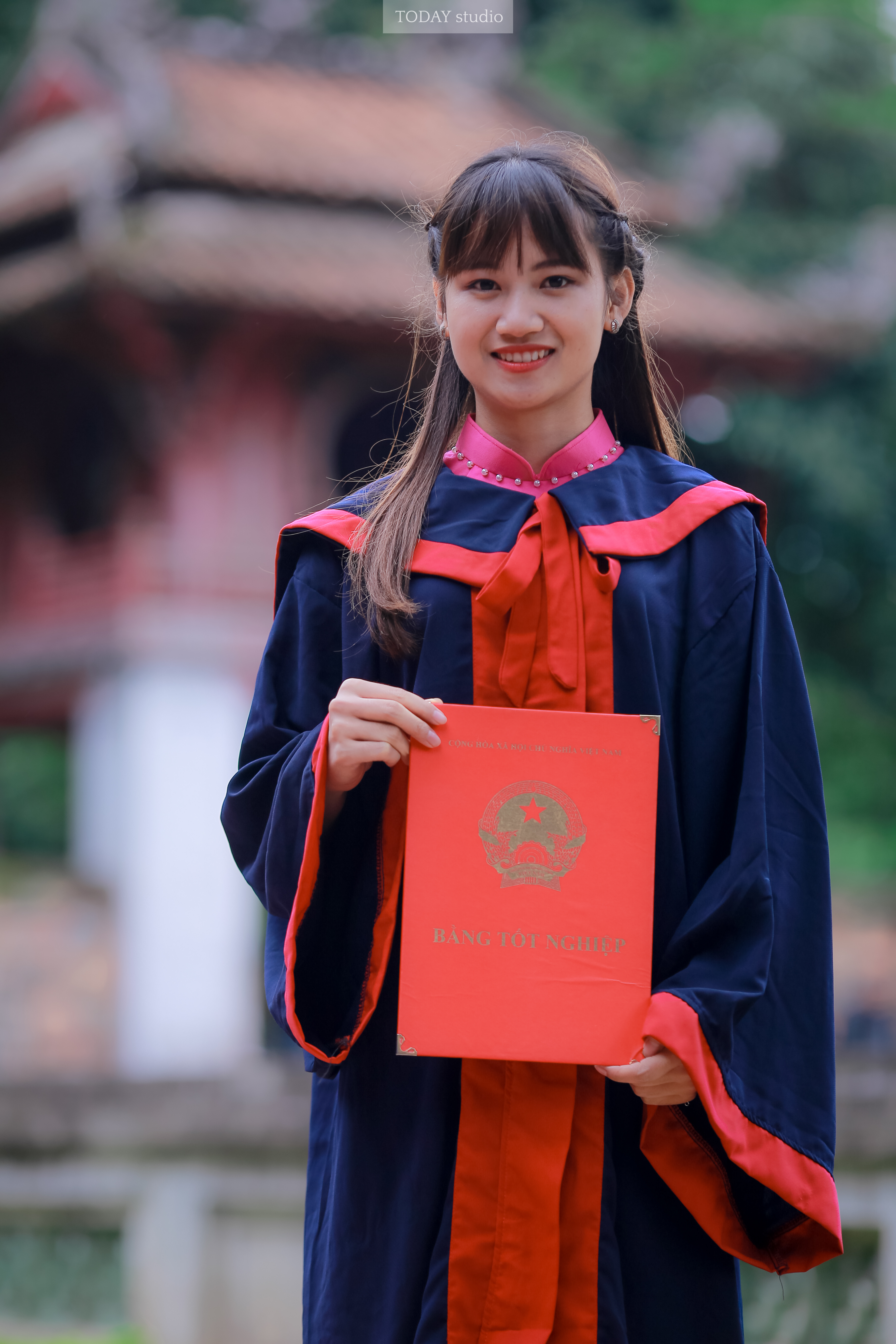 chup anh voi ao cu nhan