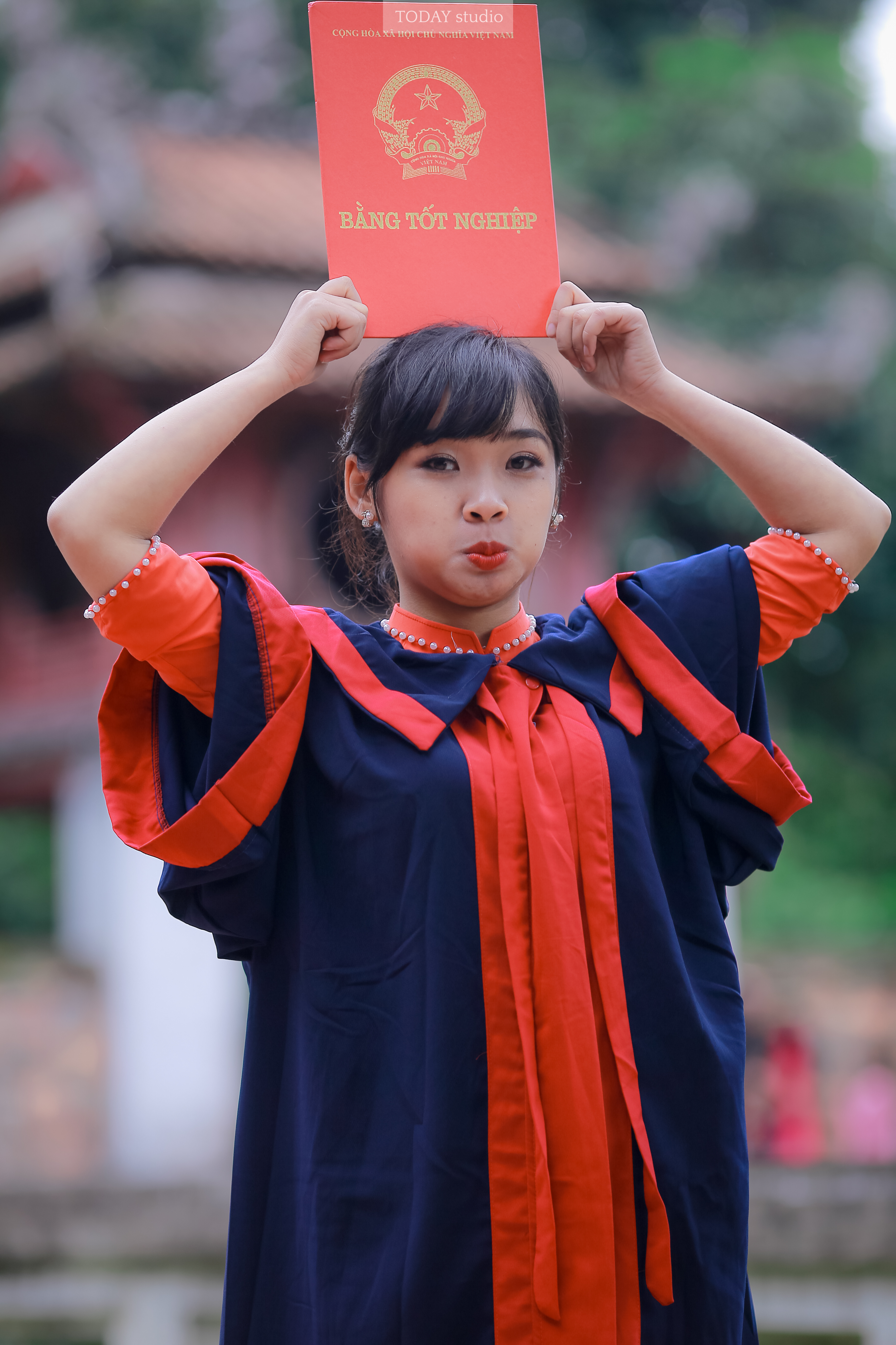 thuê áo tốt nghiệp cấp 3 giá rẻ