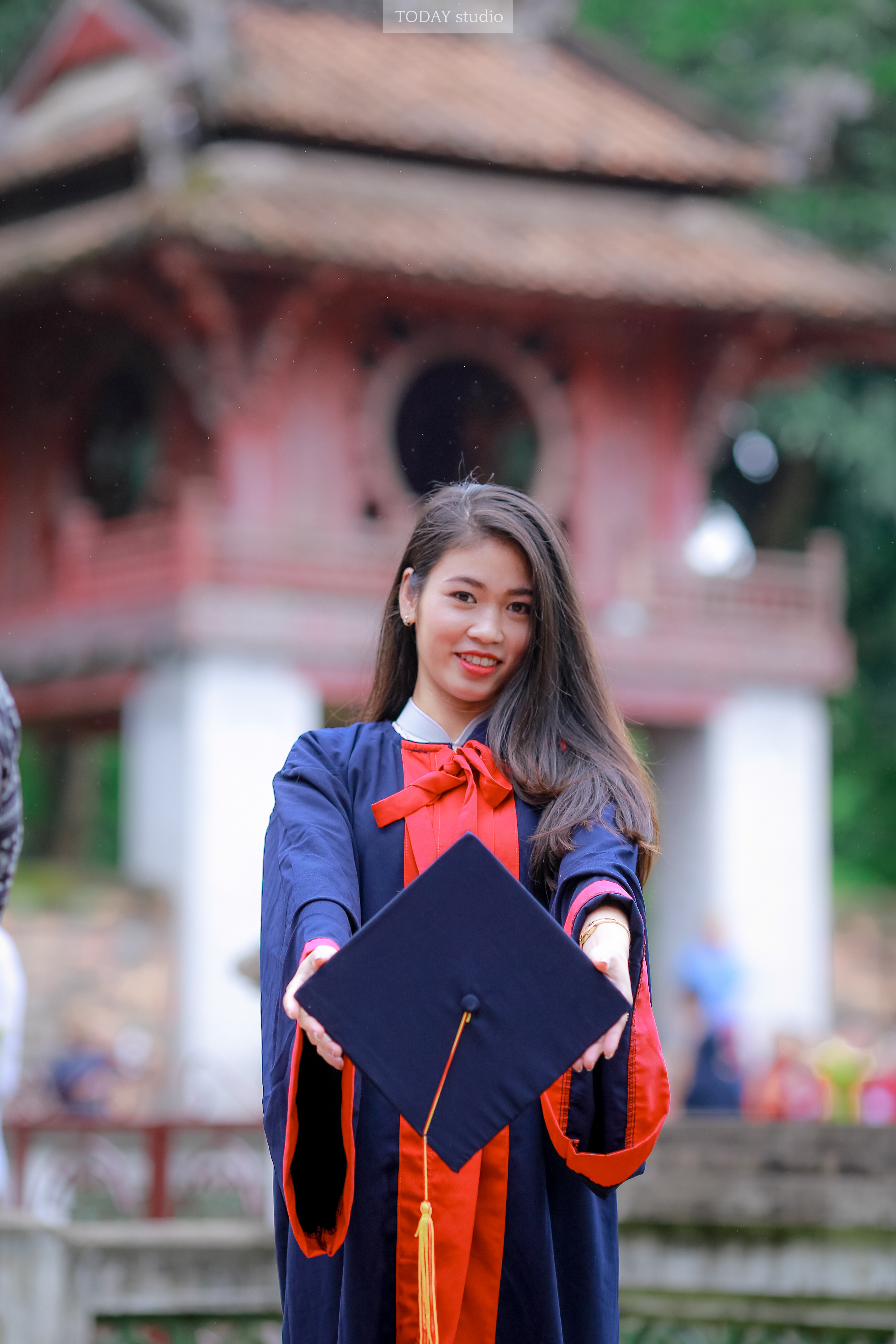 chup anh voi ao cu nhan