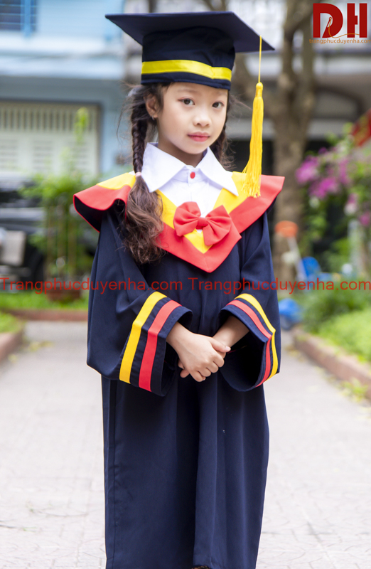 Áo cử nhân mẫu giáo được thiết kế riêng cho trường học