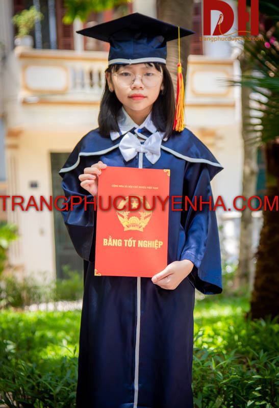 Áo cử nhân tiểu học