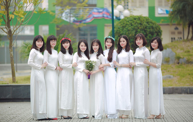 Áo dài chụp kỷ yếu