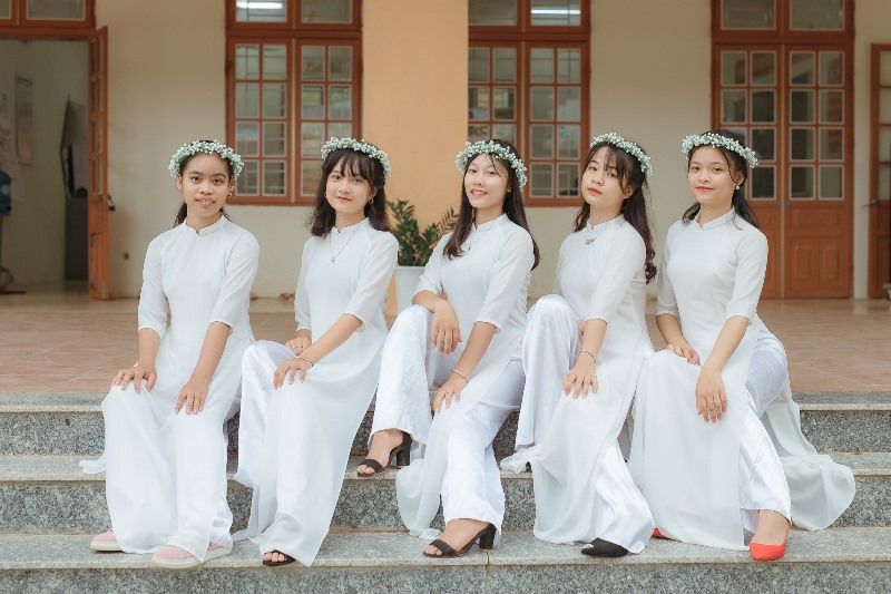 Áo dài chụp kỷ yếu