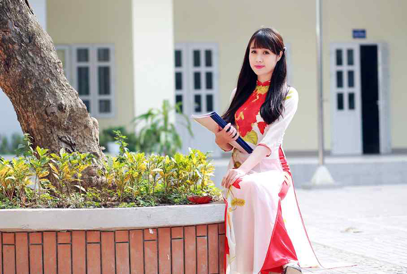 Tại sao giáo viên thường mặc áo dài đi dạy?