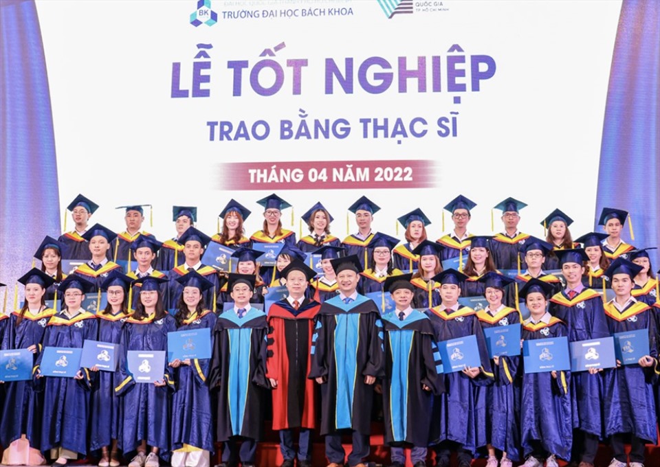 Áo tốt nghiệp thạc sĩ trường Trường Đại học Bách khoa, Đại học Quốc gia TPHCM