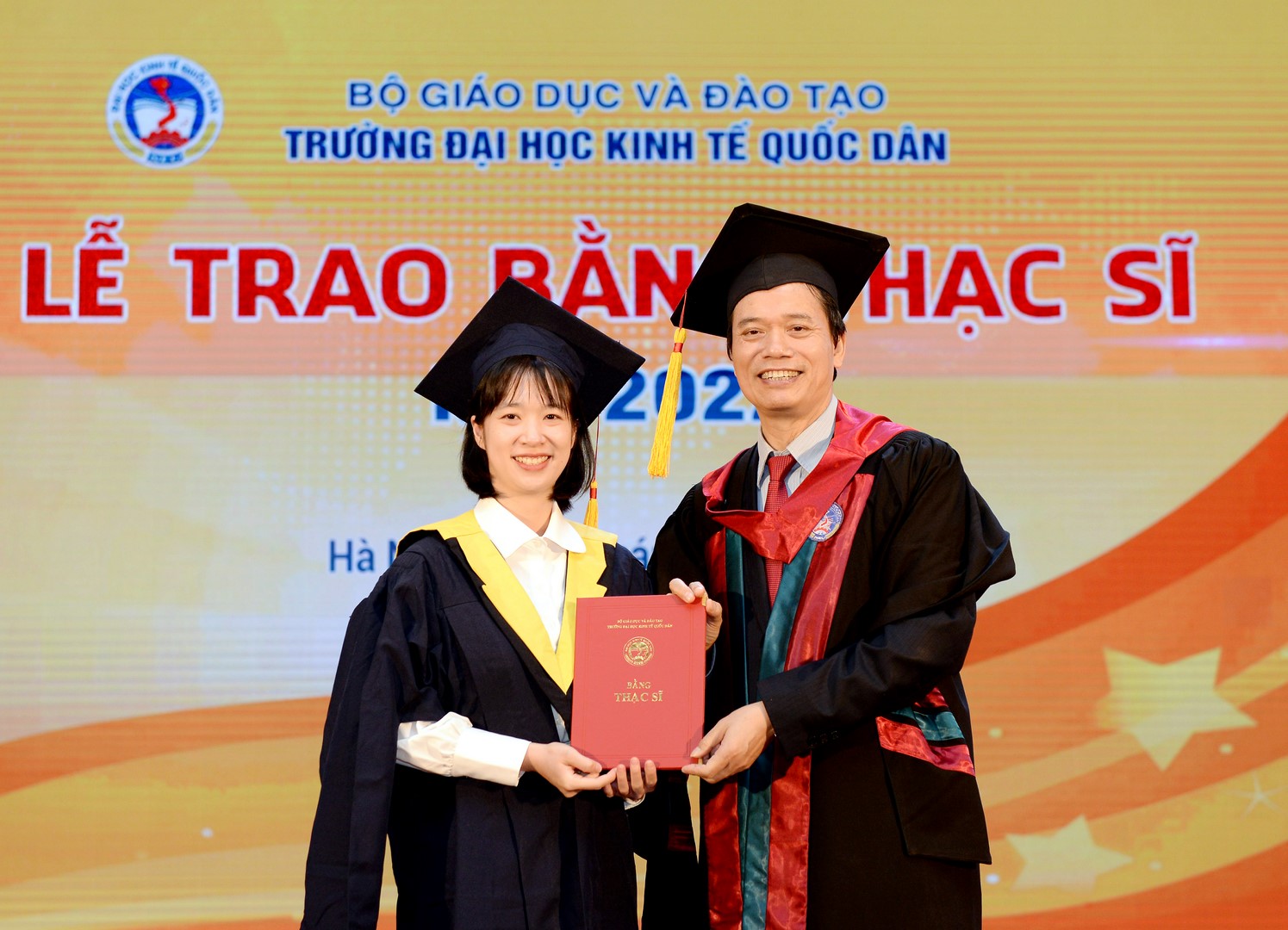 Áo tốt nghiệp thạc sĩ Trường Đại học Kinh tế Quốc dân