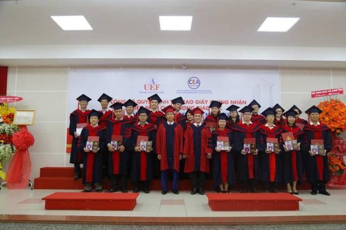Áo tốt nghiệp tiến sĩ của trường đại học Kinh tế