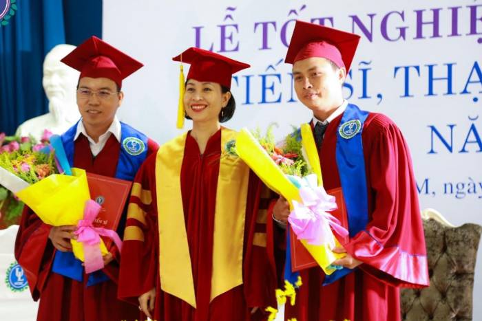 Áo tốt nghiệp tiến sĩ của trường đại học Luật