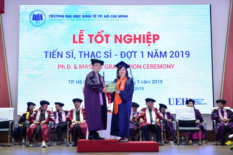Áo tốt nghiệp tiến sĩ trao bằng
