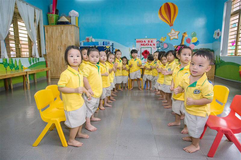 Áo đồng phục lớp mầm non cần giặt sạch hằng ngày