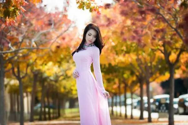 Cách tạo dáng chụp ảnh áo dài kỷ yếu dáng kéo tà áo