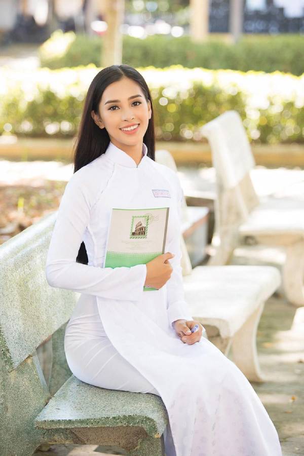 Cách tạo dáng chụp ảnh áo dài kỷ yếu theo dáng ngồi