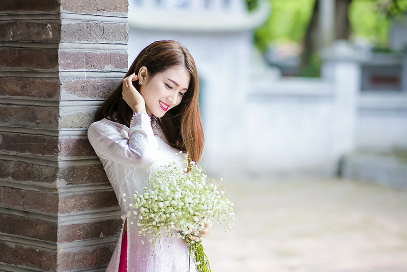 Cách tạo dáng chụp ảnh áo dài kỷ yếu với dáng cúi đầu